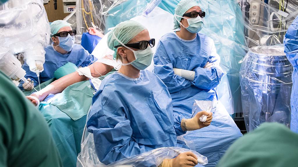 Die Chirurgin Nicole Lindenblatt und ihr Team operieren robotergestützt und ferngesteuert an winzig feinen Lymphgefässen. Dass die Ausführende dabei sitzen kann ist bei einer mehrstündigen Operation ein nicht zu unterschätzender Vorteil (Pressebild).