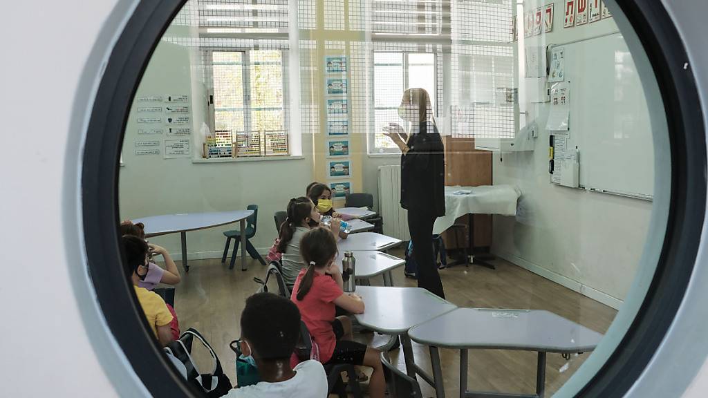 ARCHIV - Schüler sitzen in einem Klassenzimmer in einer Grundschule in Jerusalem. Foto: Nir Alon/ZUMA Wire/dpa