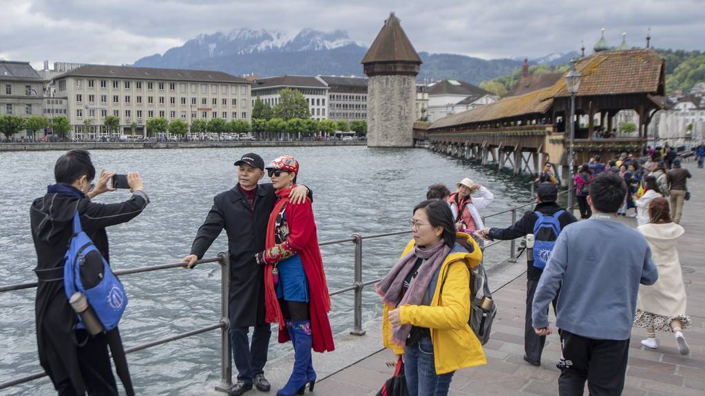 Touristen Luzern Chinesin Asiaten Tourismus