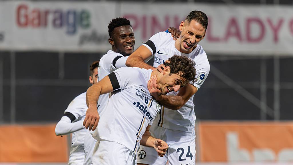 Lindrit Kamberi lässt sich nach dem 2:0 des FC Zürich feiern