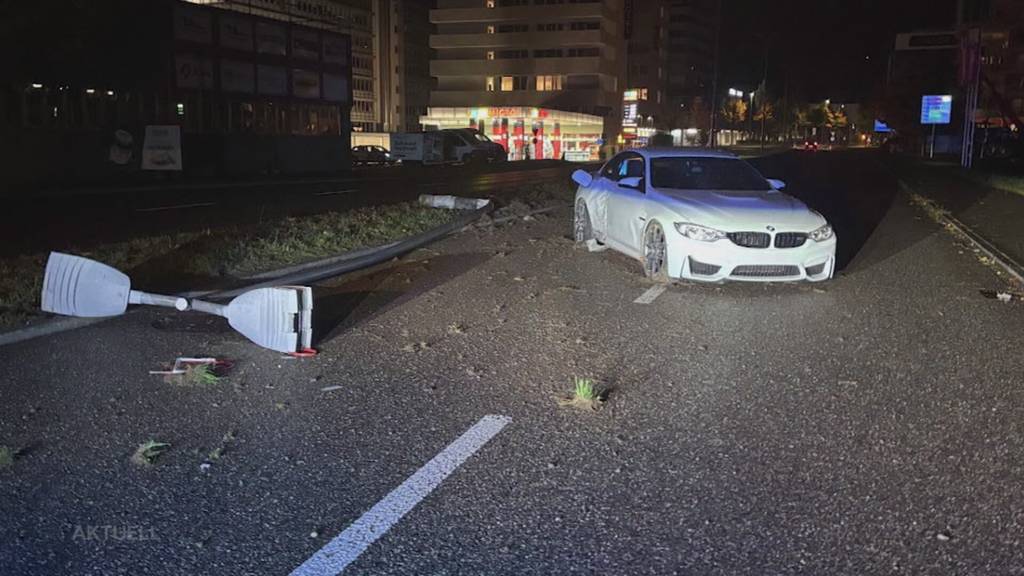 Auf gerader Strecke: Ein 19-Jähriger prallt in Spreitenbach mit dem leistungsstarken BMW in eine Strassenlaterne