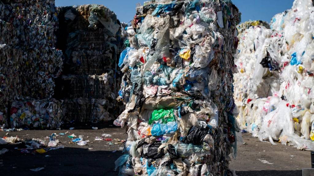 In fast 25 Jahren hat sich der Plastikverbrauch weltweit mehr als verdoppelt. Er lag nach Schätzungen für 2024 bei 500 Millionen Tonnen, von denen fast 400 Millionen als Abfall enden. Bis 2060 könnte sich der Abfallberg noch einmal verdreifachen. (Archivbild von der InnoRecycling AG in Eschlikon TG)