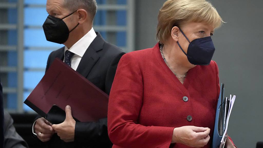 Bundeskanzlerin Angela Merkel (CDU) und Olaf Scholz (SPD) bei einer Kabinettssitzung im Kanzleramt in Berlin. Foto: Michael Sohn/POOL AP/dpa