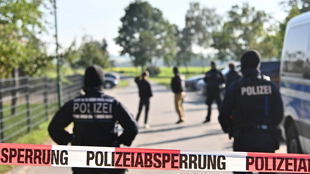 Die Polizei durchsuchte Wohnungen von Mitgliedern des Vereins «Die Artgemeinschaft - Germanische Glaubens-Gemeinschaft wesensgemäßer Lebensgestaltung». Das Verbot gegen die rechtsextremistische Gruppe wurde seit mehr als einem Jahr vorbereitet. Foto: Jan-Philipp Strobel/dpa