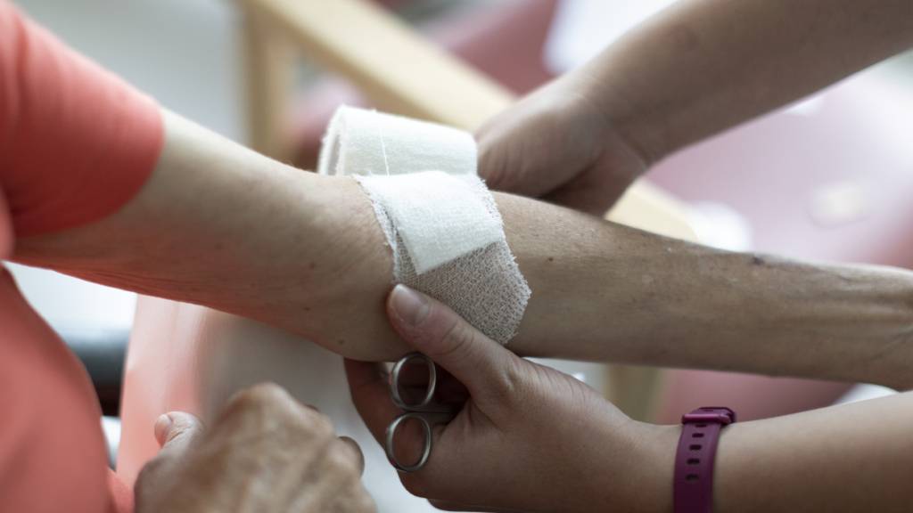 Der Beruf der Pflegeexpertinnen und Pflegeexperten soll gestärkt werden. Künftig sollen sie im ambulanten Bereich medizinische Leistungen durch die obligatorische Krankenpflegeversicherung abrechnen können. (Themenbild)