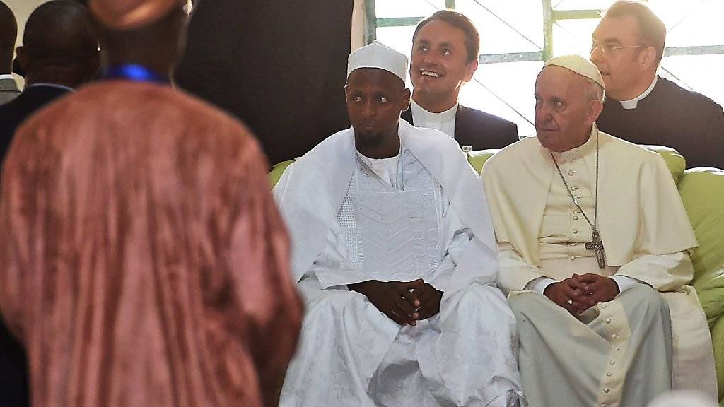 Besuch in der Moschee: Papst Franziskus (r.) und Imam Moussa Naibi (M.) setzten gemeinsam ein Zeichen für eine Versöhnung zwischen Christen und Muslimen in der Zentralafrikanischen Republik.