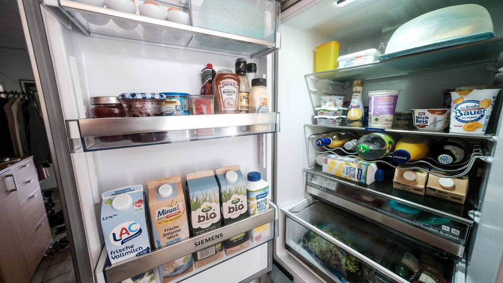 Voller Kühlschrank Milch Joghurt Einkaufen