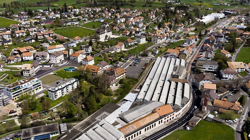 Das Werk von Swissmetal in Reconvilier (im Vordergrund) prägt das Ortsbild dieses bernjurassischen Dorfes. (Archivbild)