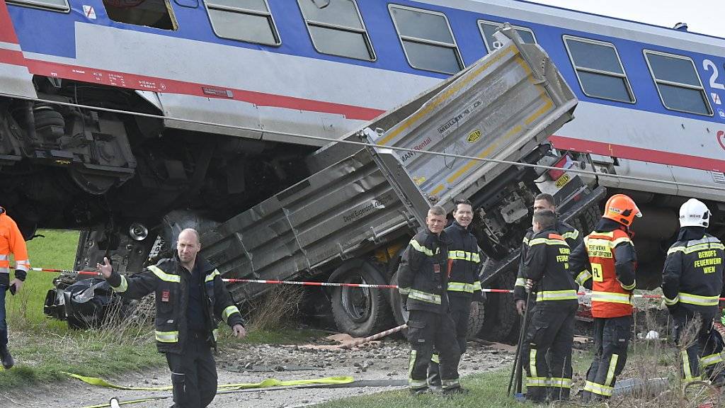 Die Kollision eines Regionalzugs mit einem Lastwagen hat am Donnerstag am Stadtrand von Wien 16 Verletzte gefordert.  FOTO: APA/HERBERT NEUBAUER