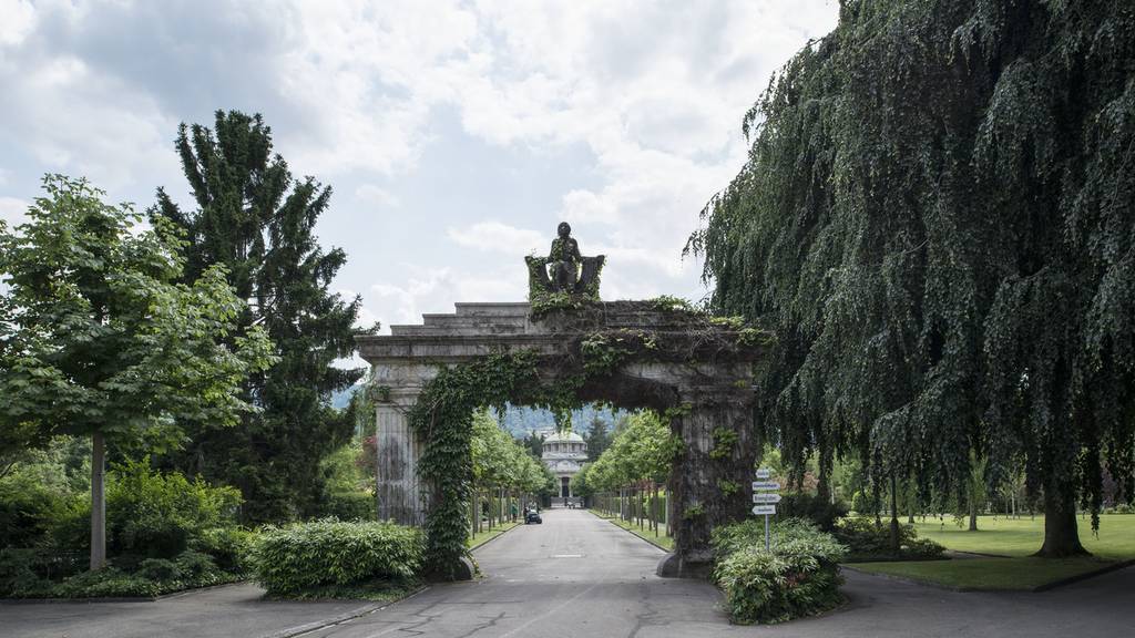Stadt Zürich muss für Ruhe auf Friedhof Sihlfeld sorgen