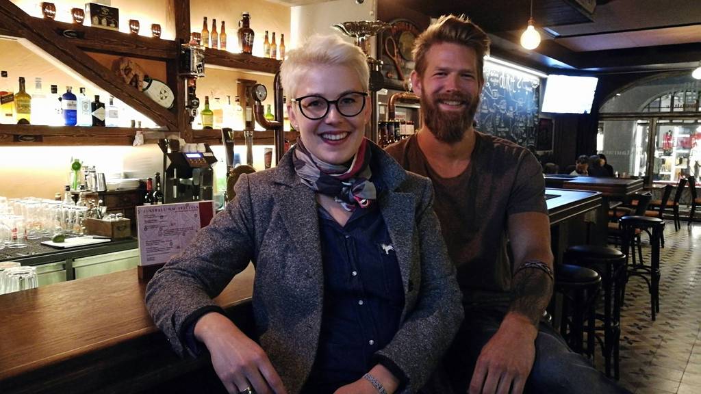 Barkeeper Jakob Heinzel mit Geschäftsführerin Selvina Piller im «Irish Pub» in St.Gallen. (Bild: Sandro Zulian/FM1Today.ch)