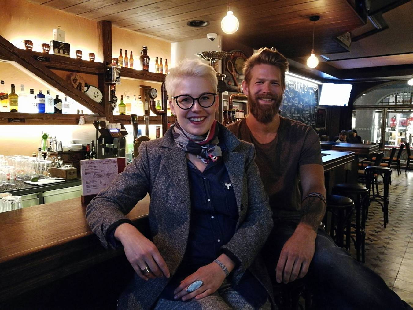 Barkeeper Jakob Heinzel mit Geschäftsführerin Selvina Piller im «Irish Pub» in St.Gallen. (Bild: Sandro Zulian/FM1Today.ch)