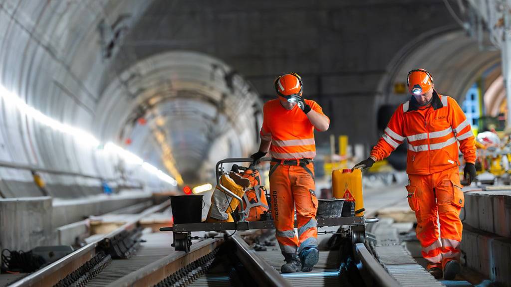 Erster Zug fährt durch instandgesetzte Gotthard-Weströhre