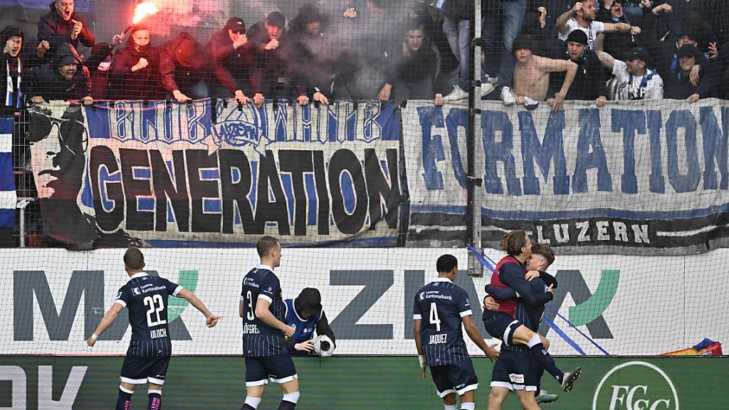 Lars Villiger (rechts) sorgt mit dem Ausgleich in der 93. Minute für Ekstase bei den Luzernern