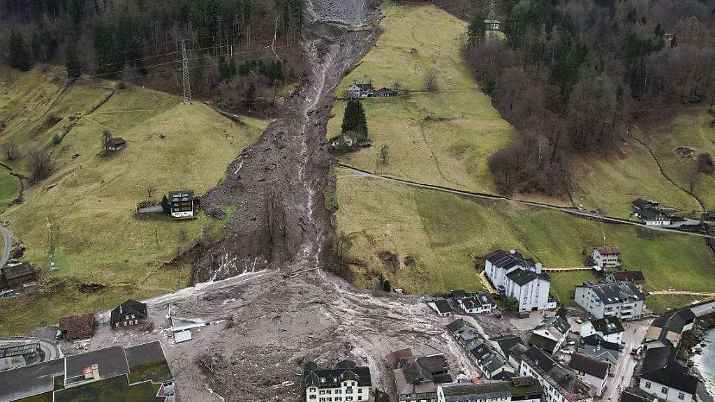 Blick auf den Erdrutsch in Schwanden GL während der Aufräumarbeiten des Zivilschutzes zwischen den Gebäuden im Januar. Nun wird die eigentliche Erdrutschmasse geräumt. (Archivbild)