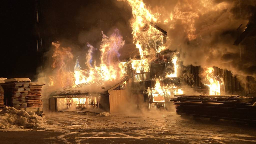 Sägerei und Wohnhaus in Flammen: «Es ist ein riesiger Brand»
