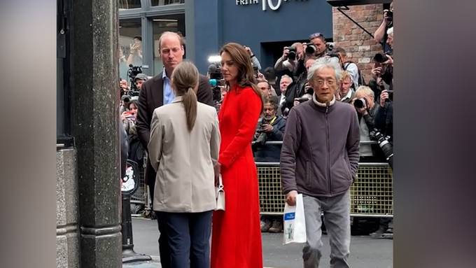 Dieser Mann spaziert seelenruhig an Kate und Prinz William vorbei