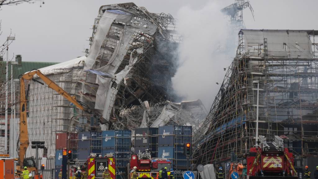 dpatopbilder - Die Ruinen der historischen Börse in Kopenhagen nach dem Einsturz von Außenwänden. Foto: Emil Helms/Ritzau Scanpix Foto/AP/dpa