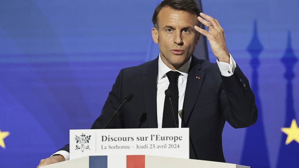 dpatopbilder - Der französische Präsident Emmanuel Macron hält eine Rede über Europa im Amphitheater der Universität Sorbonne. Foto: Christophe Petit Tesson/EPA POOL/AP/dpa