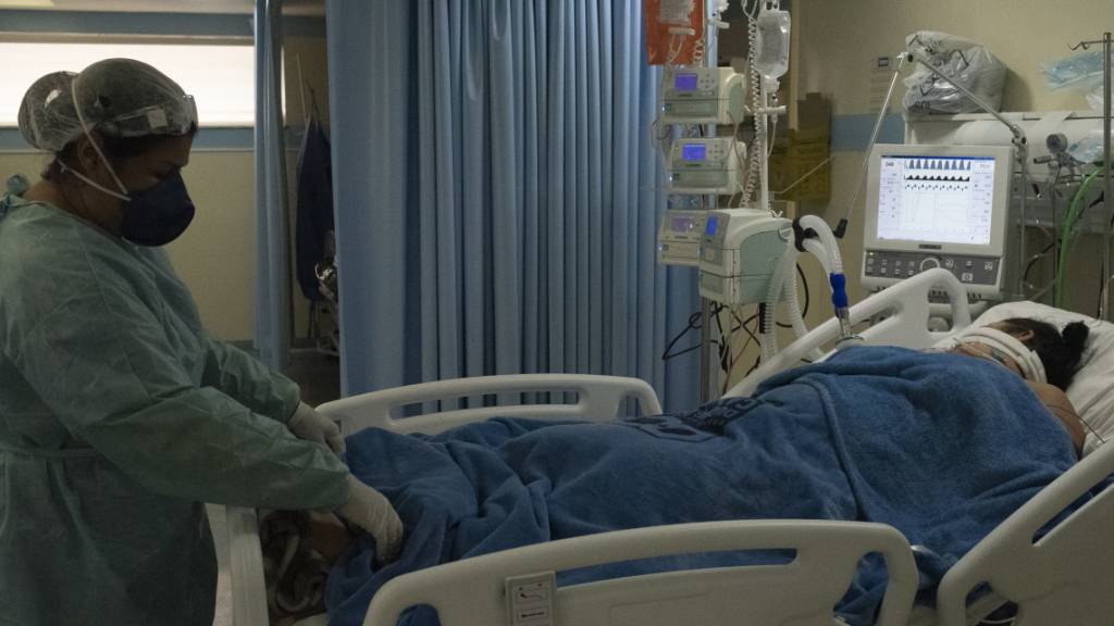 Eine medizinische Mitarbeiterin auf der Intensivstation eines Krankenhauses in Rio de Janeiro untersucht eine Patientin, die mit dem neuartigen Coronavirus infiziert ist. Foto: Ppi/PPI via ZUMA Wire/dpa