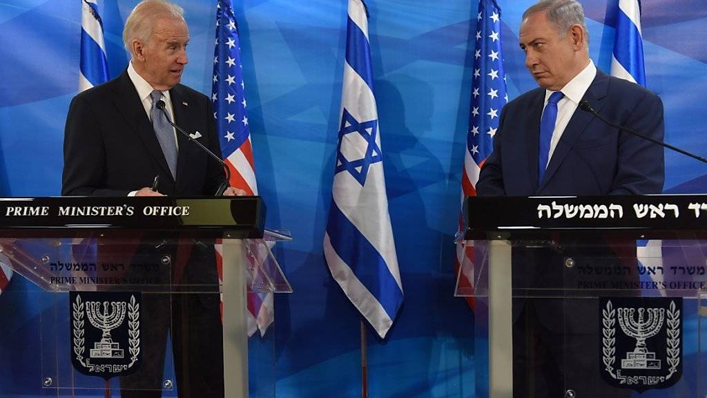 US-Vizepräsident Biden (l.) verurteilt die jüngsten Messerangriffe von Palästinensern. Israels Regierungschef Netanjahu reagiert mit neuen Massnahmen.