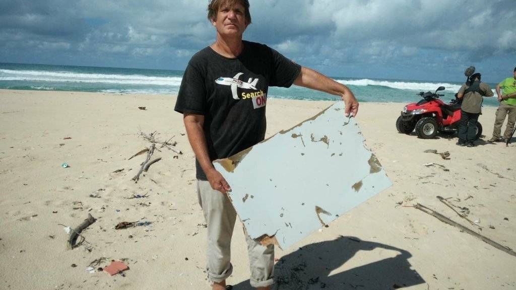 Bereits im Juni präsentierte Gibson auf der madegassischen Insel Nosy Boraha Trümmerteile, die mutmasslich zur abgestürzten MH370 gehören.