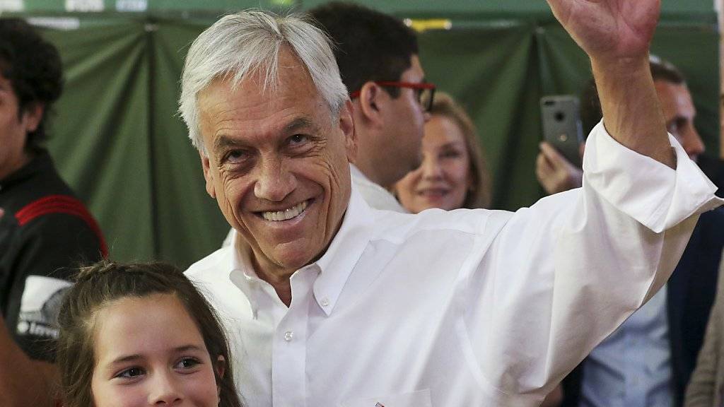 Der ehemalige Präsident Chiles Sebastián Piñera hat die Präsidentenwahl in Chile klar gewonnen - allerdings verfehlte er die absolute Mehrheit.