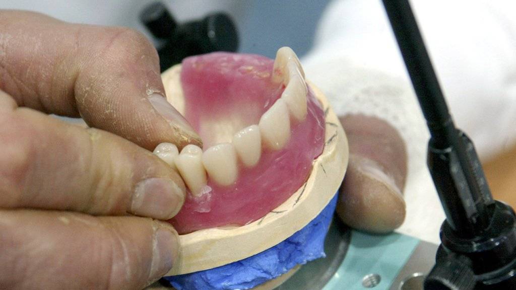 Der Prozess gegen einen mutmasslich falschen Zahnarzt in Biel ist am Dienstag unterbrochen worden. Der Angeklagte musste ins Spital gebracht werden. (Symbolbild)
