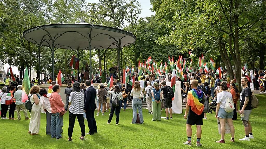 Demonstranten versammeln sich am Samstagnachmittag in Basel zu einer Gedenkdemonstration für die verstorbene iranische Protestikone Jina Mahsa Amini.