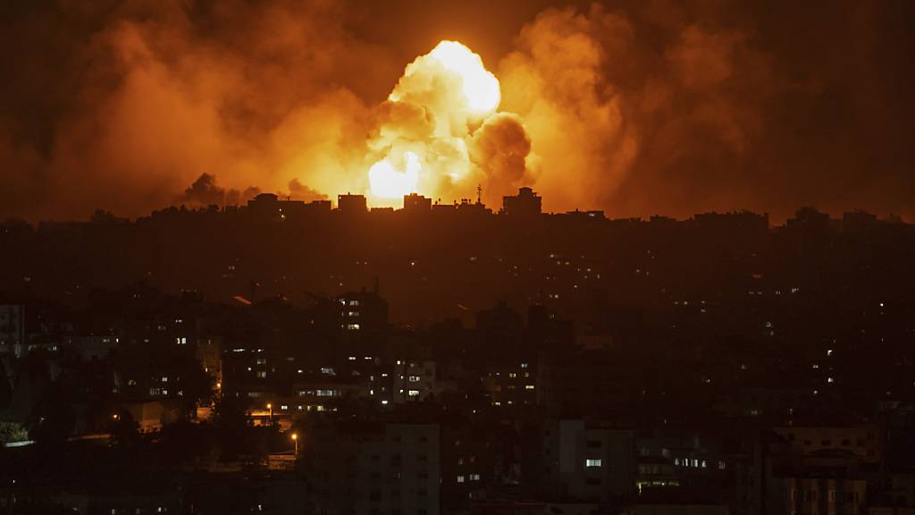 Rauch steigt nach einem israelischen Luftangriff über Gaza-Stadt auf. Foto: Fatima Shbair/AP/dpa