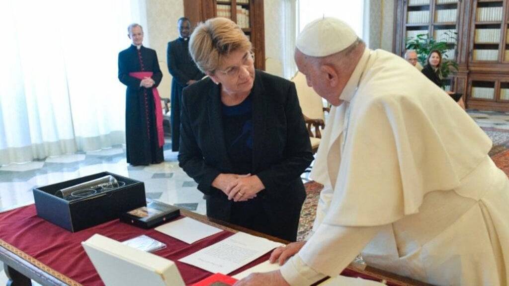 Viola Amherd trifft Papst Franziskus im Vatikan