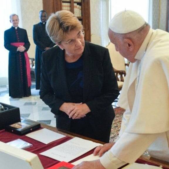 Viola Amherd trifft Papst Franziskus im Vatikan