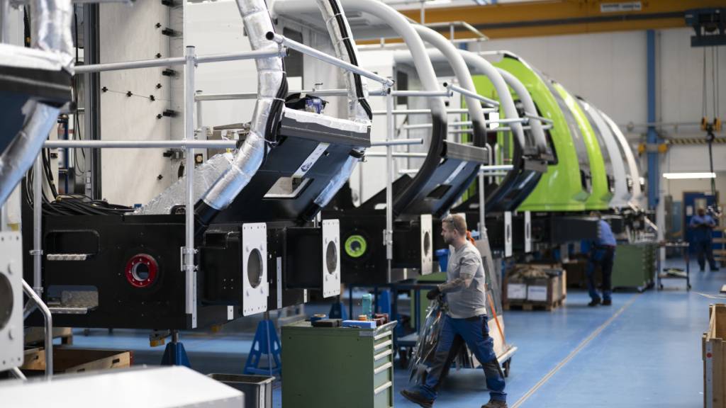 Stadler Rail wurde Opfer eines Cyberangriffs. Im Bild die Produktionshalle am Hauptsitz in Bussnang TG. (Archivbild)