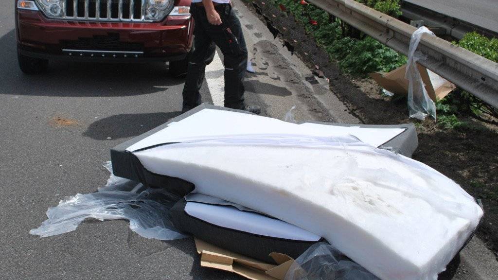 Eine Matratze fiel auf der Autobahn A2 von einem Anhänger und wirbelte auf die Gegenfahrbahn, wo sie von einem Auto erfasst wurde.