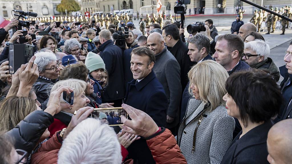 Macron wird wie ein Popstar vor dem Bundeshaus empfangen