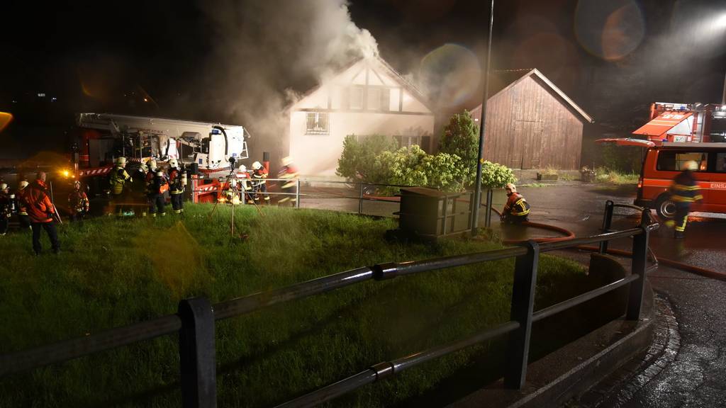 Der Brand im Einfamilienhaus in Heiligkreuz brach im Dachstock aus.