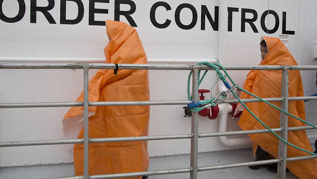 Zwei Kinder gehen nahe der griechischen Insel Lesbos von Bord eines norwegischen Frontex-Patrouillen-Schiffes. Die Schweiz will sich am Ausbau der europäischen Grenzwache verstärkt beteiligen. Dies hat das Parlament beschlossen.