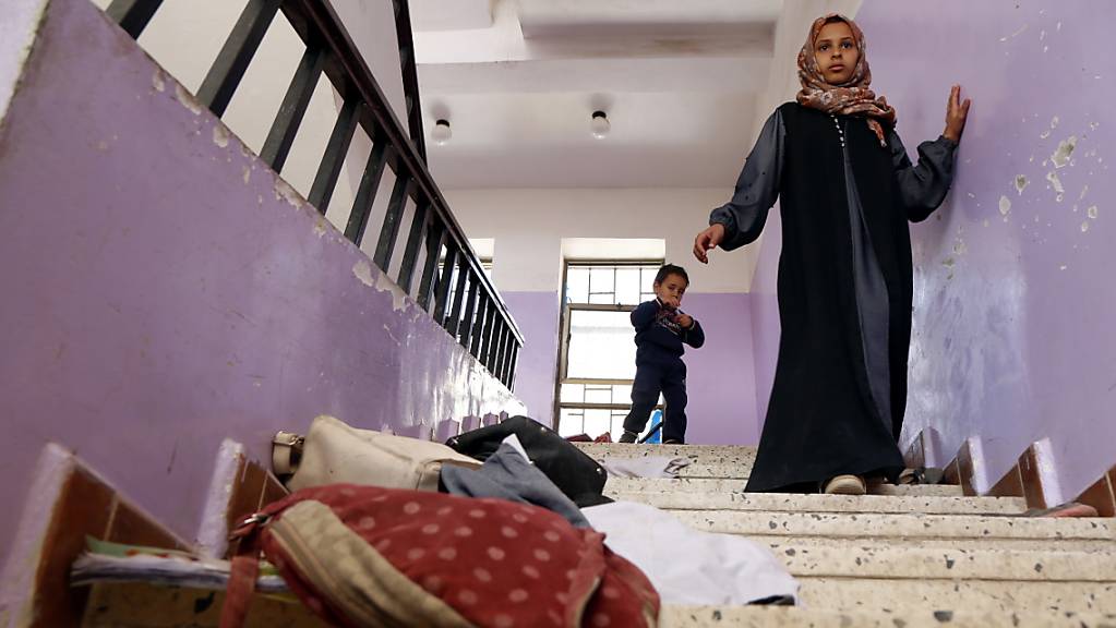 Nach einem Luftangriff in der Nähe einer Schule in Sanaa suchen ein Mädchen und sein Bruder im Schulhaus nach ihren Schulsachen. (Archivbild)