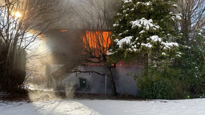 Einfamilienhaus in Unterseen brennt aus