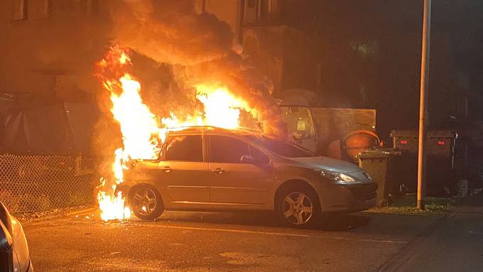 Auto brennt auf einem Parkplatz komplett aus – Polizei sucht Zeugen