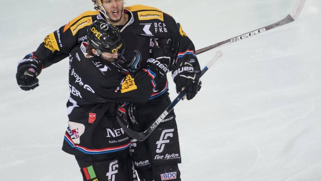 Vor neun Jahren debütierte Andrea Glauser (vorne, mit Julien Sprunger hinten) beim HC Fribourg-Gottéron