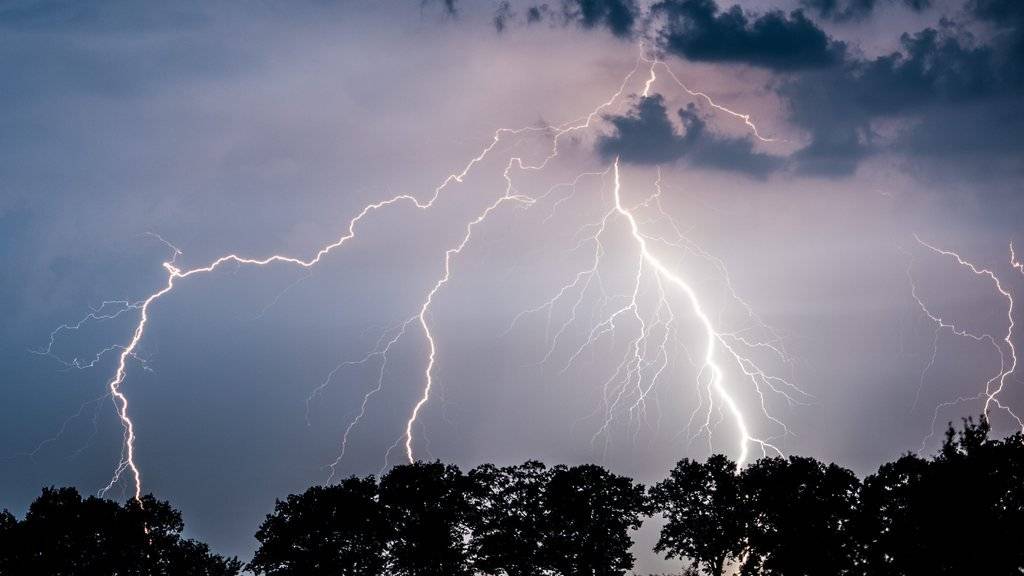 Heftige Blitzgewitter im Sommer bedingen Wärme und hohe Luftfeuchtigkeit.