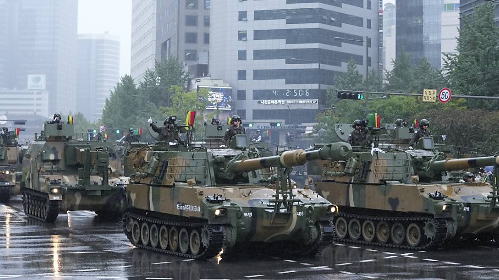 Gepanzerte Fahrzeuge der südkoreanischen Armee nehmen an einer Parade zum 75. Tag der Streitkräfte Südkoreas teil. Foto: Ahn Young-joon/AP/dpa