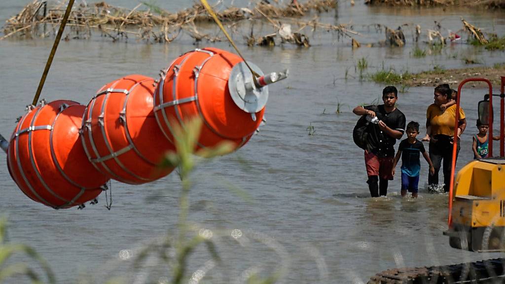 Die schwimmende Barriere soll Migranten daran hindern, von Mexiko nach Texas zu gelangen. Foto: Eric Gay/AP