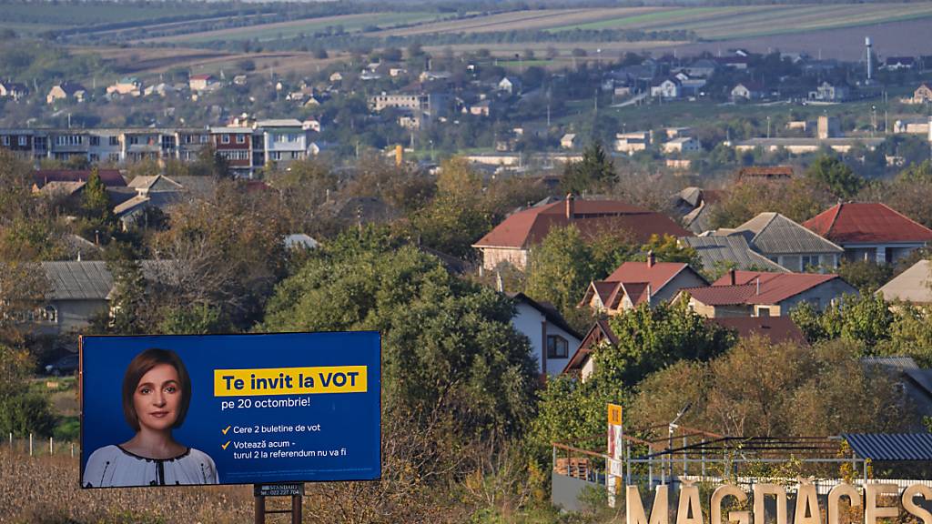 ARCHIV - Ein Wahlplakat der moldawischen Präsidentin Maia Sandu. Foto: Vadim Ghirda/AP/dpa