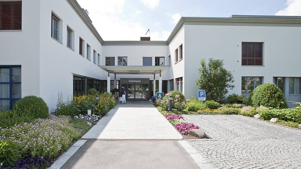 Das Spital in Flawil soll nun doch nicht einem Neubau weichen. Hat der Kanton das Gebäude zu günstig verkauft? (Archivbild)
