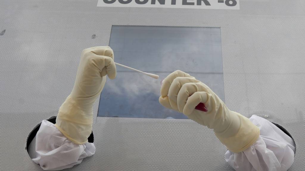 dpatopbilder - Ein medizinischer Mitarbeiter sammelt in einem mobilen Testzentrum einen Abstrich für einen Corona-Test ein. Indien ist mittlerweile das weltweit am drittstärksten von der Corona-Pandemie betroffene Land. Foto: Mahesh Kumar A/AP/dpa