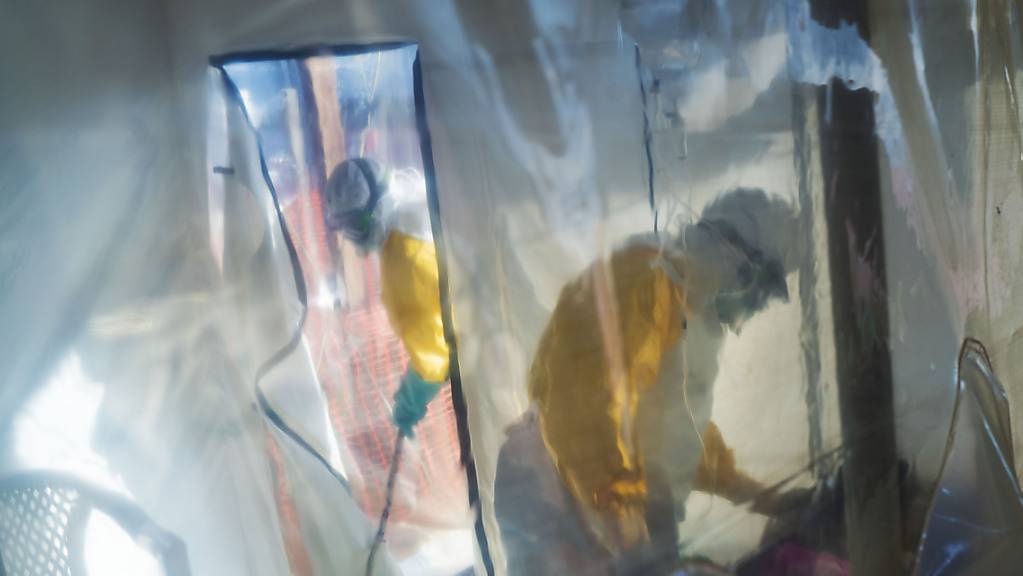 Im Kongo ist erneut ein Fall von Ebola ausgebrochen. Medizinisches Personal desinfiziert die Räume, in denen sich Ebola-Patienten aufgehalten haben, jeweils gründlich. (Archivbild)
