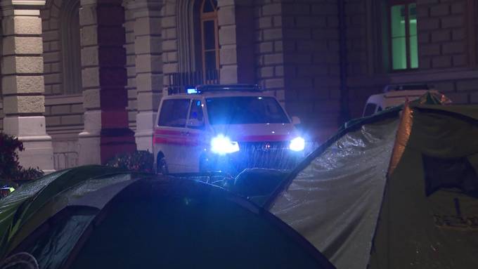 Reaktionen aus Politik: Polizei räumt Bundesplatz