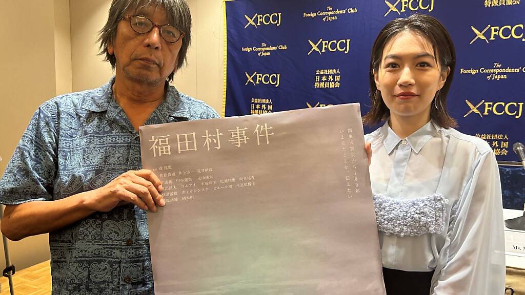 Dokumentarfilmer Tatsuya Mori hält ein Werbeposter von seinem ersten Spielfilm «September 1923» (Japanischer Titel «Fukudamori Jiken», Deutscher Titel «Vorfall im Dorf Fukuda») neben der Schauspielerin Mai Kiryu, die im Film eine Zeitungsreporterin spielt, im Club der Auslandskorrespondenten FCCJ. Der Spielfilm «September 1923» läuft am 100. Jahrestag des Großen Kanto-Erdbebens dem 1. September in kleinen Kinos in Japan an. Foto: Lars Nicolaysen/dpa